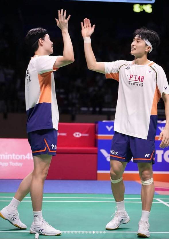 배드민턴국가대표팀 서승재(왼쪽)-김원호는 올해 남자복식에만 전념하면서 승승장구 하고 있다. 둘은 올해 7월 22일 세계 1위에 오른 뒤 단 한번도 정상에서 내려오지 않았다. 사진은 28일 수원체육관에서 열린 2025코리아오픈에서 남자복식 금메달을 따낸 뒤 환호하는 모습. 사진출처│대한배드민턴협회 인스타그램