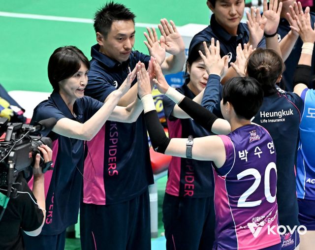 요시하라 토모코 흥국생명 신임 감독은 새 시즌 목표를 ‘성장’으로 설정했다. ‘슈퍼스타’ 김연경이 빠진 첫 시즌에서 ‘원팀’이 되어&nbsp;매 경기 장단점을 찾아 나날이 성장해가는 시즌을 보내겠다는&nbsp;계획이다. 25일 여수 진남체육관에서 열린 KOVO컵 GS칼텍스전이 끝나고 선수들을 격려하는 요시하라 감독(왼쪽). 사진제공｜KOVO