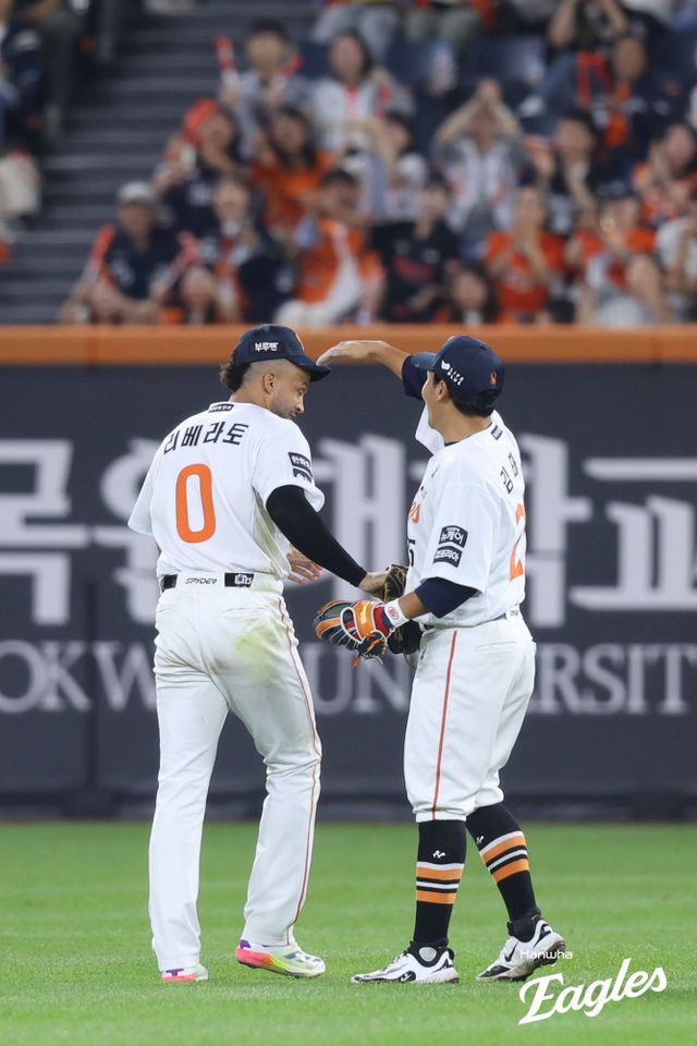 한화 루이스 리베라토(왼쪽)와 김태연. 사진제공｜한화 이글스