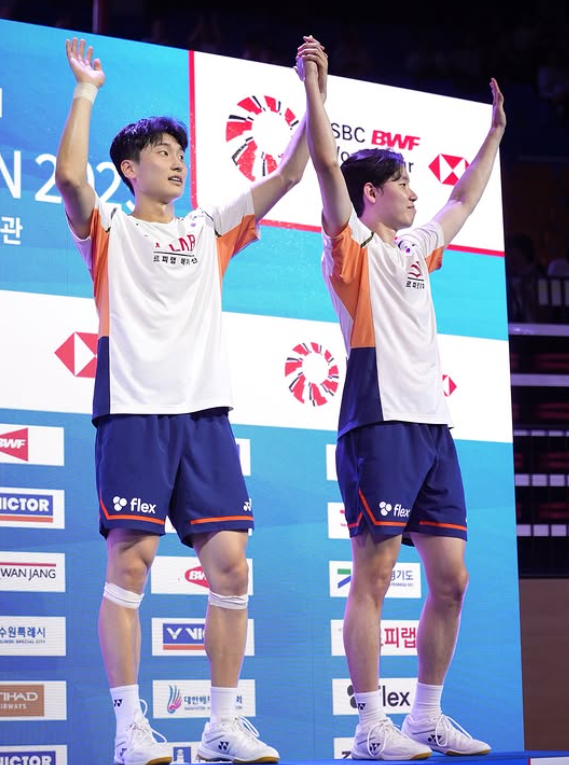 배드민턴국가대표팀 서승재(오른쪽)-김원호는 올해 남자복식에만 전념하면서 승승장구 하고 있다. 둘은 올해 7월 22일 세계 1위에 오른 뒤 단 한번도 정상에서 내려오지 않았다. 사진은 28일 수원체육관에서 열린 2025코리아오픈에서 남자복식 금메달을 따낸 뒤 환호하는 모습. 사진출처│대한배드민턴협회 인스타그램