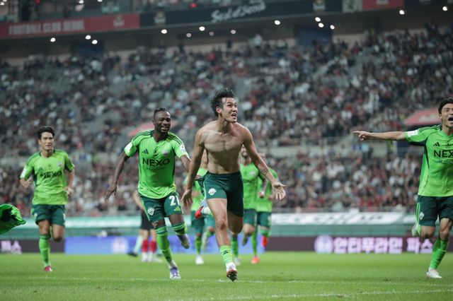 전북 공격수 송민규가 27일 서울월드컵경기장에서 열린 서울과 K리그1 원정경기에서 후반 막판 선제골을 터트린 뒤 유니폼 상의를 벗어던지는 격정의 세리머니를 하고 있다. 그는 올 시즌 서울전 4경기에서 전부 골맛을 봤다. 사진제공｜한국프로축구연맹