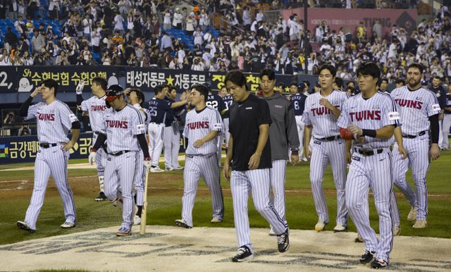 LG 선수단이 30일 잠실 두산전에서 0-6으로 패한 뒤 홈팬들에게 인사를 한 후 그라운드를 빠져 나가고 있다. LG는 30일 경기에서도 정규시즌 우승 매직 넘버 ‘1’을 지우지 못했다. 2위 한화와 정규시즌 우승 경쟁은 10월까지 이어지게 됐다. 잠실｜뉴시스