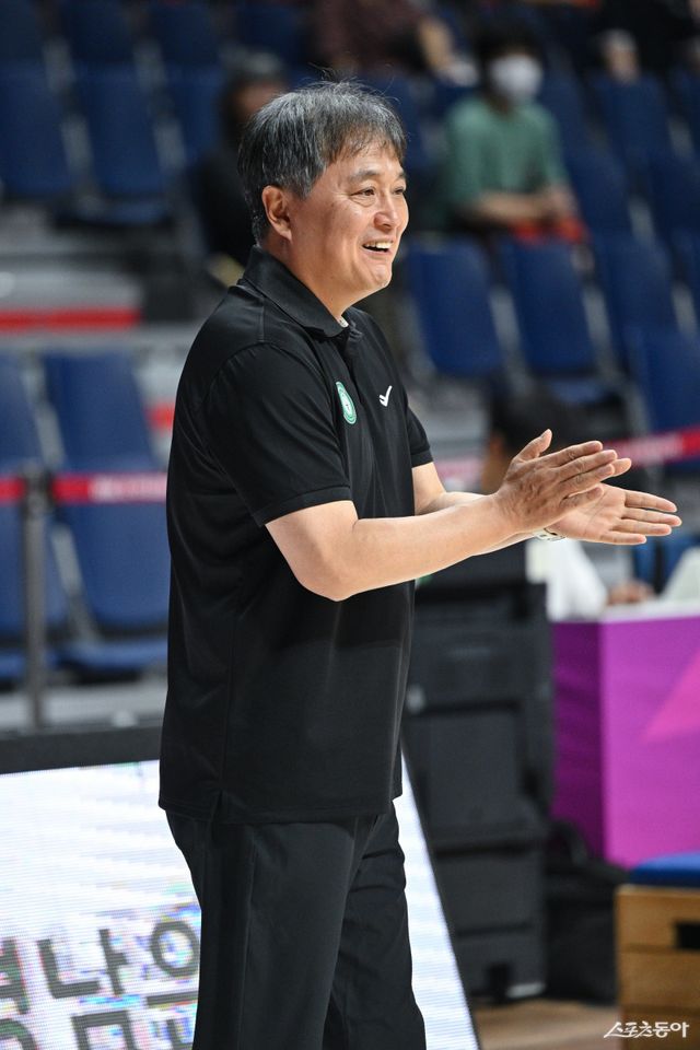 이상범 하나은행 감독이 4일 사직체육관에서 열린 신한은행과 ‘2025 BNK금융 박신자컵’ 조별리그 B조 3차전에서 51-47의 승리를 거두며 여자농구 무대에서 첫 공식경기 승리를 거뒀다. 경기 도중 선수들을 독려하는 이 감독. 사진제공｜WKBL