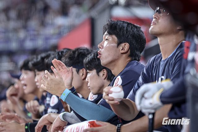 롯데 선수들이 3일 수원KT위즈파크에서 열린 KT와 원정경기 도중 덕아웃에서 동료들을 응원하고 있다. 사진제공｜롯데 자이언츠