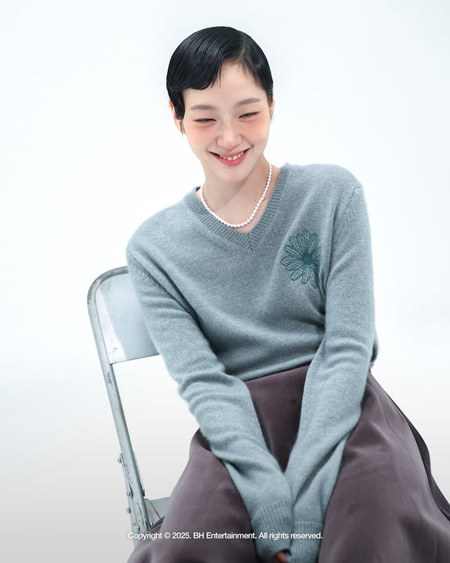 김고은이 다채로운 스타일을 완벽히 소화한 화보 비하인드컷을 공개하며 ‘화보 장인’ 면모를 과시했다. 사진 제공 | BH엔터테인먼트