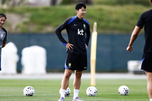 미국과의 원정 A매치를 위해 축구대표팀에 합류한 주장 손흥민이 뉴욕 아이칸 스타디움에서 진행된 훈련 도중 환한 미소를 지어보이고 있다. 사진제공｜대한축구협회