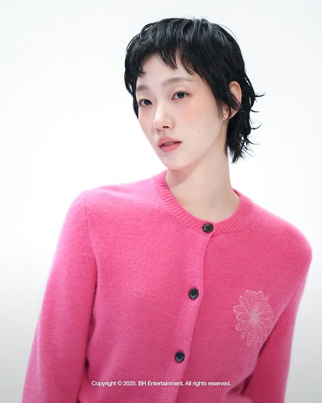 김고은이 다채로운 스타일을 완벽히 소화한 화보 비하인드컷을 공개하며&nbsp;‘화보 장인’ 면모를 과시했다.&nbsp;사진 제공 | BH엔터테인먼트