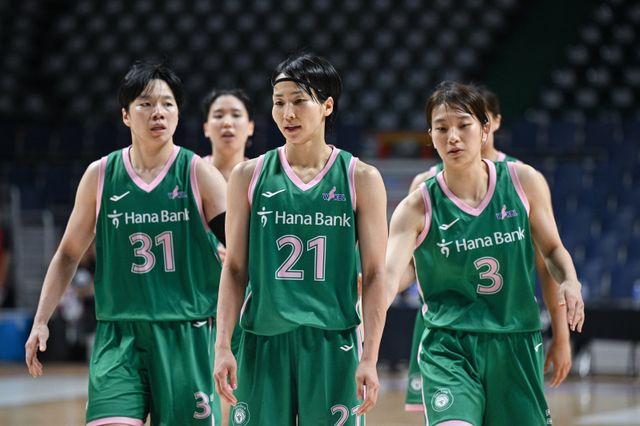 하나은행 진안, 이이지마 사키, 정현(왼쪽부터)이 4일 사직체육관에서 열린 신한은행과 ‘2025 BNK금융 박신자컵’ 경기 중 서로를 격려하고 있다. 사진제공｜WKBL