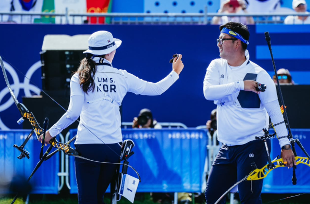 2025세계양궁선수권대회가 5일부터 광주에서 열린다. 국내에서 3번째로 열리는 세계선수권에서 한국은 리커브 전 종목 석권과 컴파운드에서 높은 국제경쟁력 확인을 목표로 삼았다. 사진은 리커브 3관왕(남녀개인전·단체전·혼성단체전) 후보로 지목된 김우진(오른쪽)과 임시현이 지난해 8월 2024파리올림픽에서 혼성단체전 우승을 합작하는 모습. 사진제공│대한양궁협회