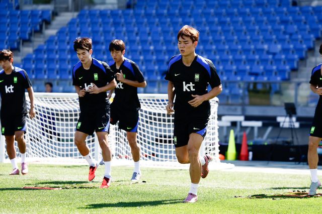 미국과의 원정 A매치를 앞둔 축구대표팀 공격수 오현규(오른쪽)가 뉴욕 아이칸 스타디움에서 진행된 훈련에서 진지한 표정으로 러닝을 하고 있다. 사진제공｜대한축구협회