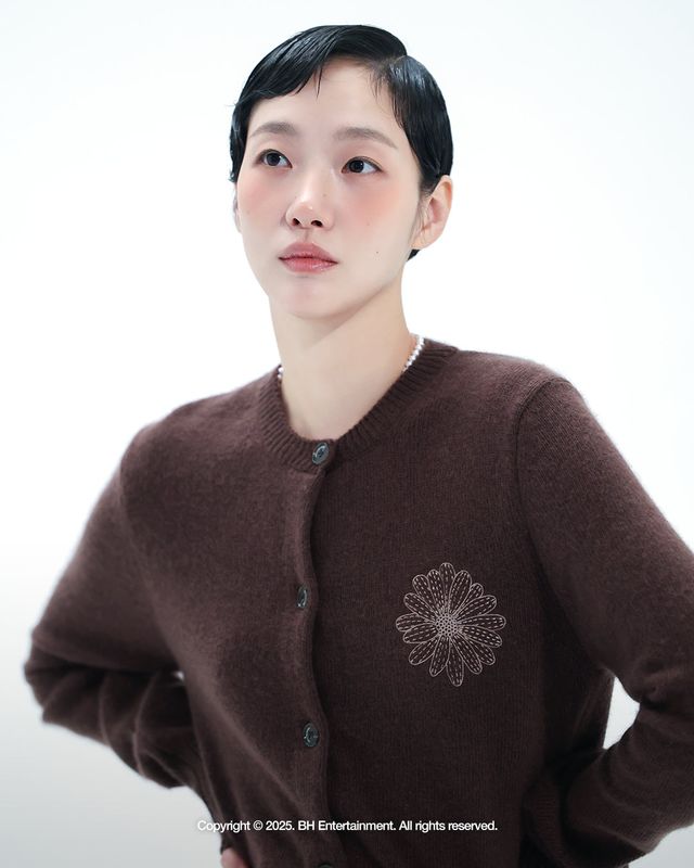 김고은이 다채로운 스타일을 완벽히 소화한 화보 비하인드컷을 공개하며&nbsp;‘화보 장인’ 면모를 과시했다.&nbsp;사진 제공 | BH엔터테인먼트