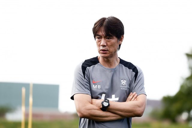 홍명보 축구국가대표팀 감독은 월드컵 본선을 위한 플랜B 전술로 스리백을 준비하고 있다. 미국 원정 A매치를 앞두고 뉴욕 아이칸 스타디움에서 진행된 대표팀 훈련을 지켜보는 모습. 사진제공｜대한축구협회