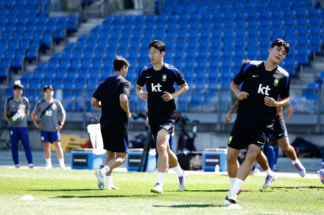 9월 미국 원정 A매치를 준비하는 축구대표팀 박진섭(오른쪽)이 뉴욕 아이칸 스타디움에서 진행된 훈련에서 몸을 풀고 있다. 센터백과 수비형 미드필더를 오갈 수 있는 박진섭은 ‘홍명보호’가 구상하는 스리백 전술에서 활용가치가 높다. 사진제공｜대한축구협회