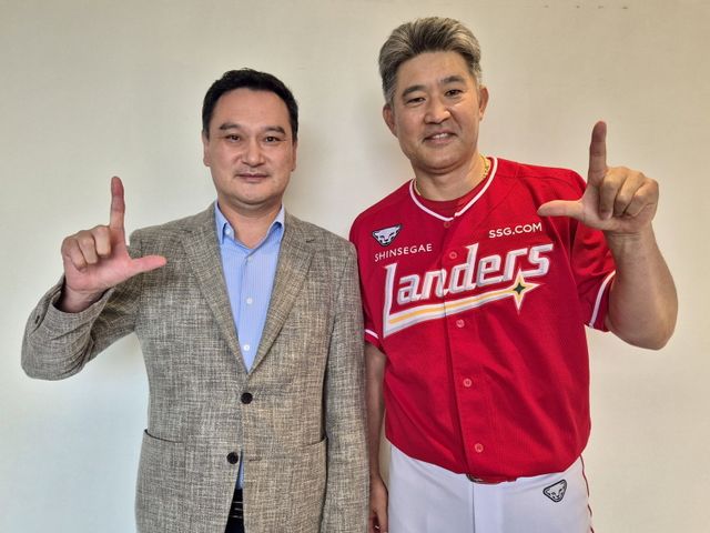 이숭용 SSG 감독(오른쪽)은 3일 2026년부터 최대 3년, 총액 18억 원 규모의 재계약을 체결했다. 사진제공｜SSG 랜더스
