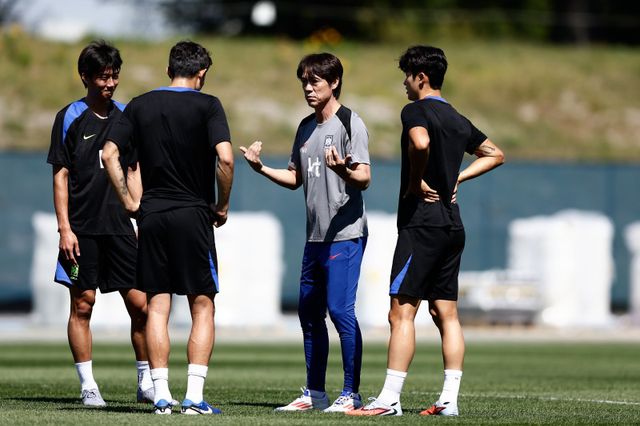 미국과 원정 A매치를 준비하는 축구대표팀 홍명보 감독(오른쪽 2번째)이 뉴욕 아이칸 스타디움에서 진행된 훈련을 앞두고 스태프와 대화를 나누고 있다. 사진제공｜대한축구협회