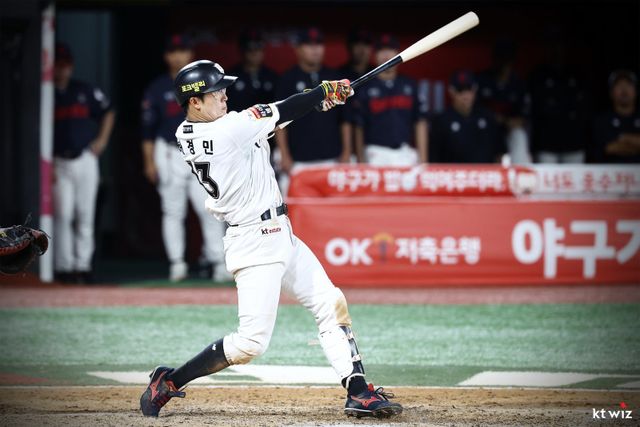 KT 허경민이 3일 수원KT위즈파크에서 열린 롯데와 홈경기 도중 안타를 치고 있다. 이날 구단 역대 단일 시즌 최다관중 신기록을 수립한 KT는 허경민의 5타수 5안타 활약에 힘입어 가을야구 진출 희망을 키웠다. 사진제공｜KT 위즈
