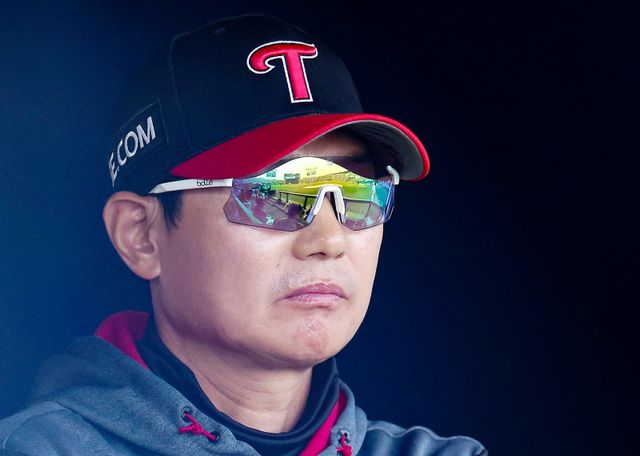 올 시즌 계약 만료를 앞둔 프로야구 사령탑은 총 5명이었다. 이승엽 전 두산 감독과 홍원기 전 키움 감독은 시즌 도중 지휘봉을 내려놓았다. 이숭용 SSG 감독만 재계약에 성공한 가운데 이제 ‘결과’를 기다리는 사령탑은 염경엽 LG 감독과 박진만 삼성 감독이다. 뉴시스