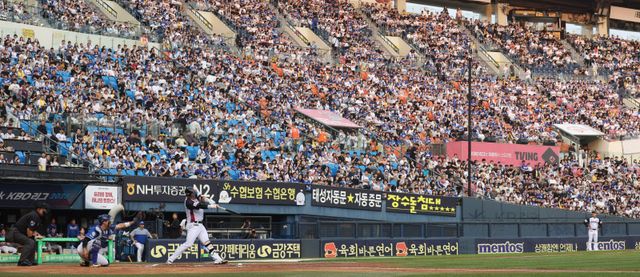 ‘2025 신한 SOL 뱅크 KBO리그’가 KBO리그 역대 최다관중을 돌파했다. 5일 3개 구장에 총 5만2119명이 입장, 총관중 1090만1173명으로 지난 시즌의 1088만7705명을 뛰어넘었다. 뉴시스