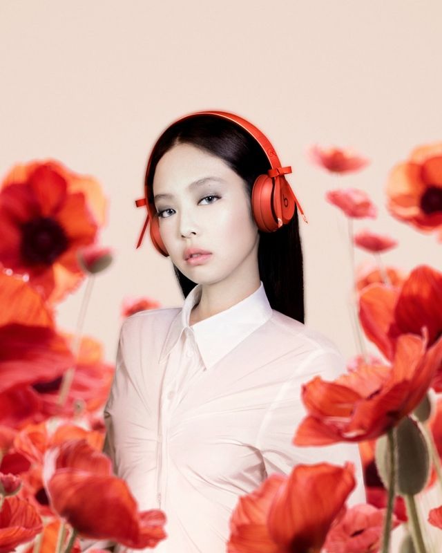 제니가 세계적인 오디오 브랜드 ‘Beats by Dre’와 협업해 첫 정규 앨범 ‘Ruby’에서 영감을 받은 한정판 헤드폰 ‘Beats Solo 4 - JENNIE Special Edition’을 선보였다. 전 세계적으로 여성 아티스트와 협업한 사례가 극히 드문 만큼, 제니의 글로벌 영향력이 다시 한번 입증됐다. 사진제공|비츠