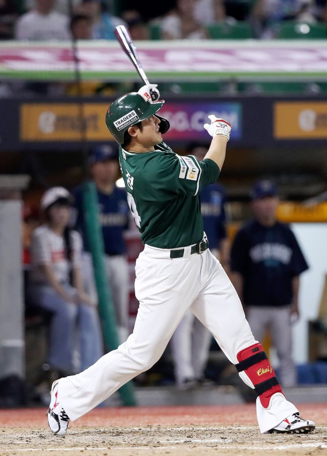 SSG 최정이 5일 인천 롯데전에서 19호 홈런을 쳐내며 KBO리그 역대 최초 10년 연속 20홈런에 1개만을 남겼다. 뉴시스