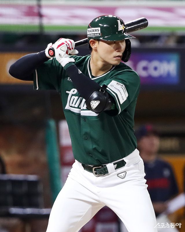 SSG 랜더스 류효승이 5일 인천 롯데전에서 2회말 결승 2점홈런을 쳐내며 팀의 7-5 승리를 이끌었다. 타격 준비자세를 취하고 있는 류효승. 사진제공ㅣSSG 랜더스