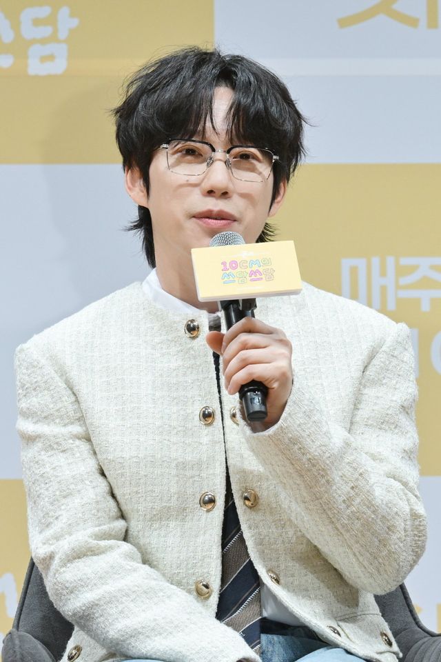 가수 10CM(권정열)가 배우 박보검에 이어 KBS 뮤직 토크쇼 ‘더 시즌즈-10CM의 쓰담쓰담’ 새 MC로 나선다. 권정열은 “출연 가수들의 마음을 조금 더 쓰담쓰담할 수 있지 않을까 기대한다”며 초대하고 싶은 게스트로 장범준과 이문세,손흥민을 언급했다. 사진제공|KBS