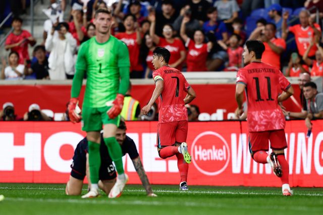축구대표팀 주장 손흥민(7번)이 7일(한국시간) 뉴저지주 스포츠 일러스트레이티드 스타디움에서 열린 미국과 원정 친선경기에서 전반 18분 선제골을 터트린 뒤 세리머니를 하고 있다. 사진제공｜대한축구협회