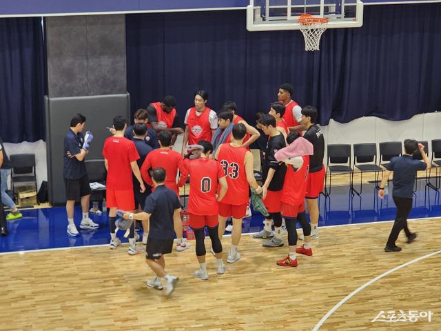 현대모비스는 5일 일본 나가사키 해피니스 아레나 보조 경기장에서 열린 나가사키와 연습경기에서 70-72로 석패했다. 그러나 양동근 감독은 만족하지 않고, 팀이 나아갈 방향을 짚었다. 나가사키(일본)｜박정현 기자 pjh60800@donga.com