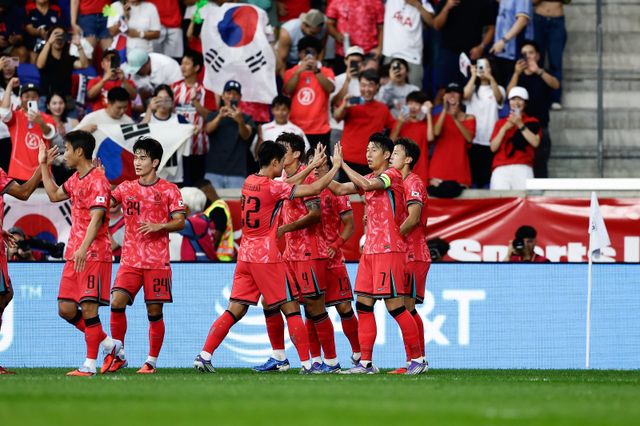 축구대표팀 선수들이 7일(한국시간) 뉴저지주 스포츠 일러스트레이티드 스타디움에서 열린 미국과 원정 평가전에서 전반 손흥민의 선제골에 기뻐하고 있다. 사진제공｜대한축구협회