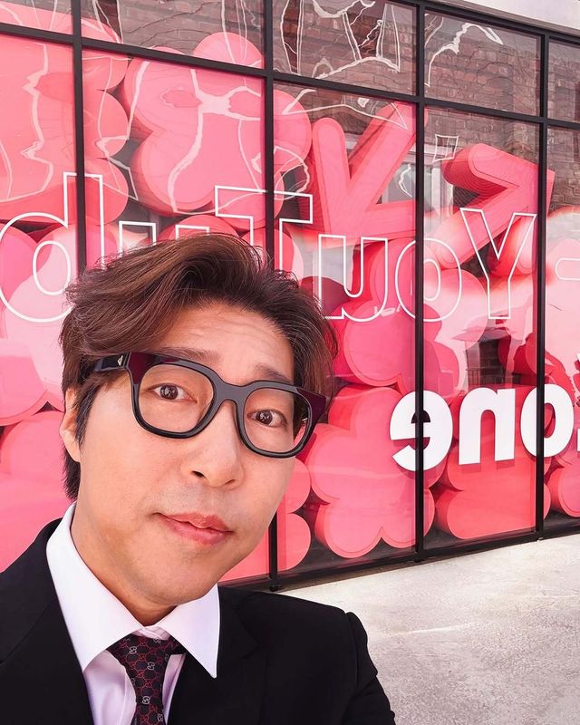 유튜버 대도서관 나동현씨(46)가 6일 오전 서울 광진구 자택에서 숨진 채 발견됐다. 경찰은 현장에서 유서나 타살 혐의점을 발견하지 못했으며, 나씨는 최근까지 게임 방송과 패션위크 참여 등 활발히 활동해왔다. 사진출처|대도서관SNS