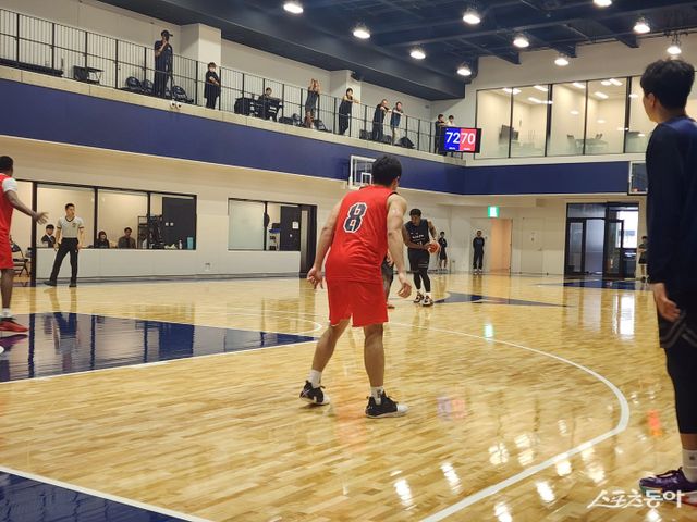 현대모비스는 5일 일본 나가사키 해피니스 아레나 보조 경기장에서 열린 나가사키와 연습경기에서 70-72로 석패했다. 그러나 양동근 감독은 만족하지 않고, 팀이 나아갈 방향을 짚었다. 나가사키(일본)｜박정현 기자 pjh60800@donga.com