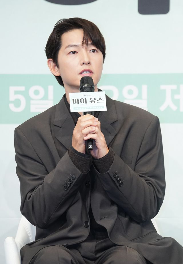 이승미송중기(오른쪽)가 로맨스로 돌아온다. 5일 첫 방송하는 JTBC 새 드라마 ‘마이 유스’를 통해서다. 그는 천우희(왼쪽)과 함께 첫사랑과 재회하며 벌어지는 설레는 로맨스를 그린다. 사진제공｜JTBC