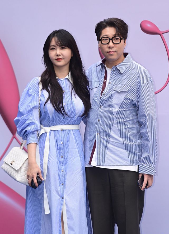 이혼 전 대도서관, 윰댕의 모습. 동대문디자인플라자에서 열린 ‘2023 FW 서울패션위크’ 행사에 참가했을 때의 사진이다. 스포츠동아