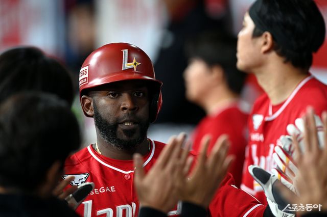 SSG 기예르모 에레디아가 8일부터 5일간 미국 마이애미로 출산 휴가를 다녀온다. 이숭용 SSG 감독은 “팀에도 중요한 시기인 건 맞지만, 가족이 더 중요하다”며 배려했다. 스포츠동아DB