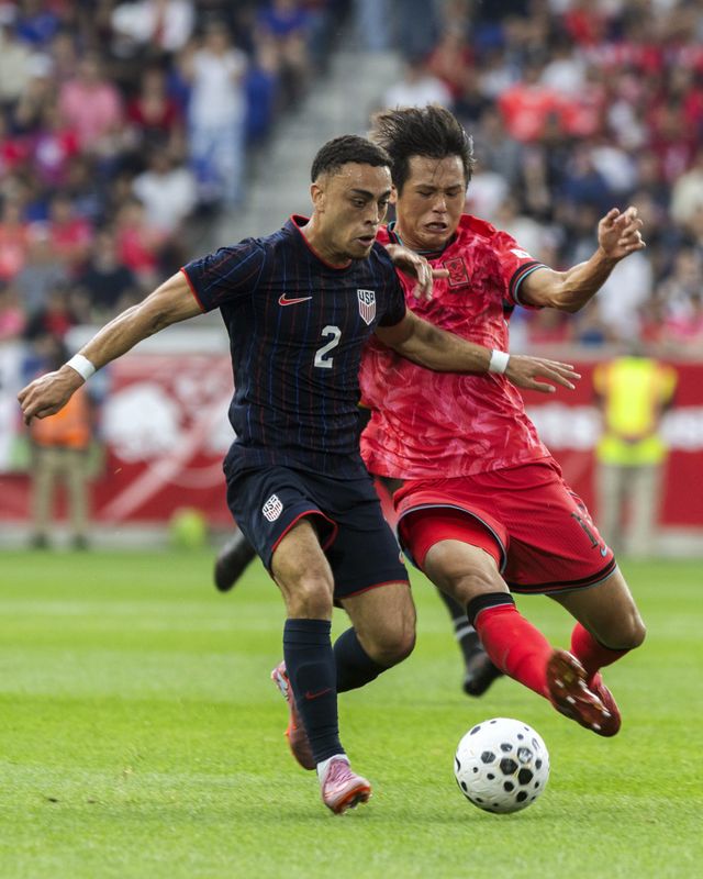 축구대표팀 중앙수비수 김주성(오른쪽)이 7일(한국시간) 뉴저지주 스포츠일러스트레이티드 스타디움에서 열린 미국과 평가전에서 상대 선수와 볼경합을 하고 있다. 해리슨(미 뉴저지주)｜AP뉴시스
