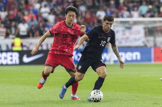 축구대표팀 이재성(왼쪽)이 7일(한국시간) 뉴저지주 해리슨에서 열린 미국과 평가전에서 상대 선수와 치열하게 볼을 다투고 있다. 해리슨(미 뉴저지주)｜AP뉴시스