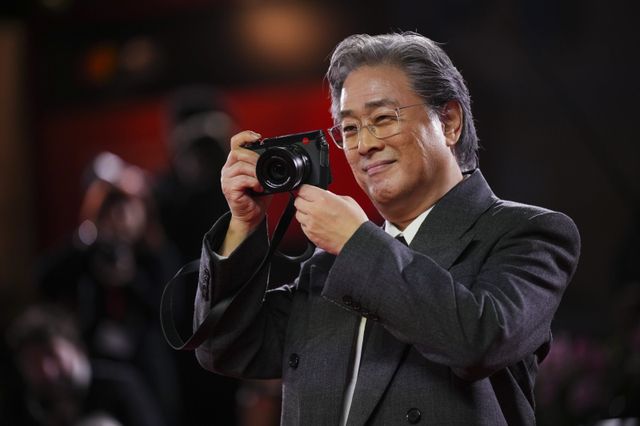 [베네치아=AP/뉴시스] 박찬욱 감독이 29일(현지 시간) 이탈리아 베네치아에서 열린 제82회 베네치아국제영화제에서 영화 ‘어쩔 수가 없다’(No Other Choice) 포토콜 행사에 참석해 카메라를 들고 포즈를 취하고 있다. 2025.08.30.