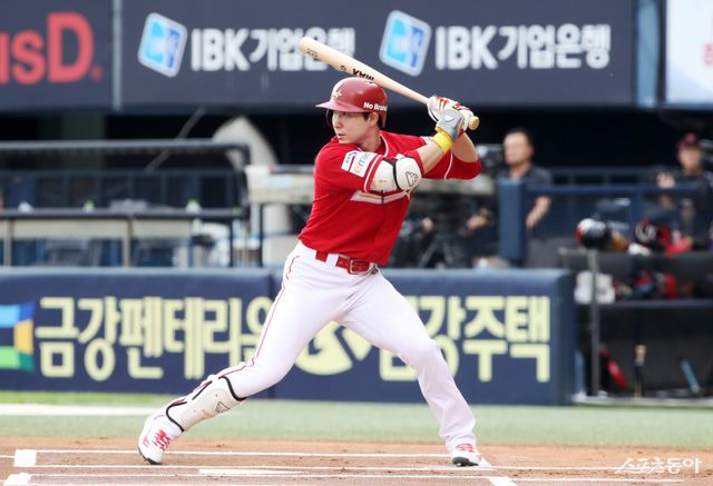SSG 박성한이 7일 잠실구장에서 열린 LG와 원정경기 도중 타격 자세를 취하고 있다. 사진제공｜SSG 랜더스