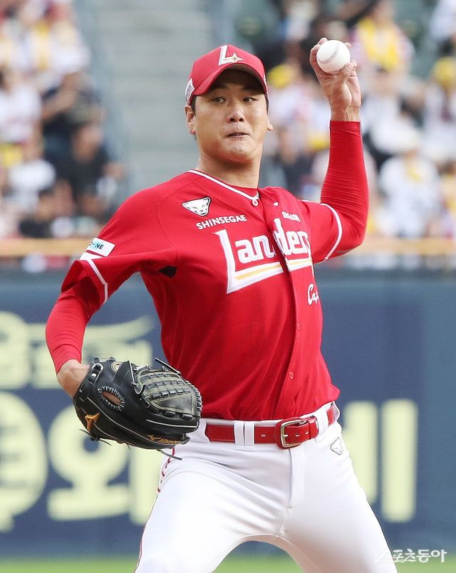 SSG 김광현이 7일 잠실구장에서 열린 LG전 3회말 1사 후 박해민을 헛스윙 삼진으로 돌려세우며 통산 2000탈삼진을 달성했다. 김광현은 양현종을 넘어 역대 최소경기, 최소이닝 2000탈삼진의 위업을 이뤄냈다. 사진제공｜SSG 랜더스