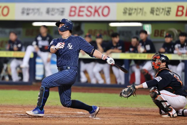 삼성 강민호(왼쪽)가 7일 대구 한화전에서 포수 최초로 통산 350홈런 고지를 밟았다. 이 홈런은 이날 승리에 결정적 영향을 미친 쐐기 2점포였다. 6회말 홈런을 쳐낸 뒤 타구를 응시하는 강민호. 사진제공｜삼성 라이온즈