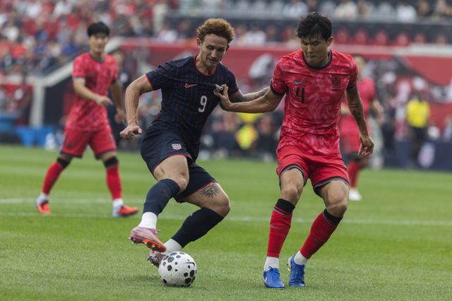 축구대표팀 중앙수비수 김민재(오른쪽)가 7일(한국시간) 뉴저지주 스포츠일러스트레이티드 스타디움에서 열린 미국과 평가전에서 상대 공격수의 돌파를 저지하고 있다. 해리슨(미 뉴저지주)｜AP뉴시스