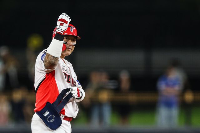 KIA 최형우는 6일 창원 NC전에 4번 지명타자로 선발출전하면서 강민호(삼성)와 최정(SSG)에 이어 KBO 역대 3번째 2300경기 출장 기록을 만들었다. 올해로 18시즌 연속 세 자릿수 출전 기록을 달성하며 철인의 체력을 자랑하고 있다. 사진제공｜KIA 타이거즈