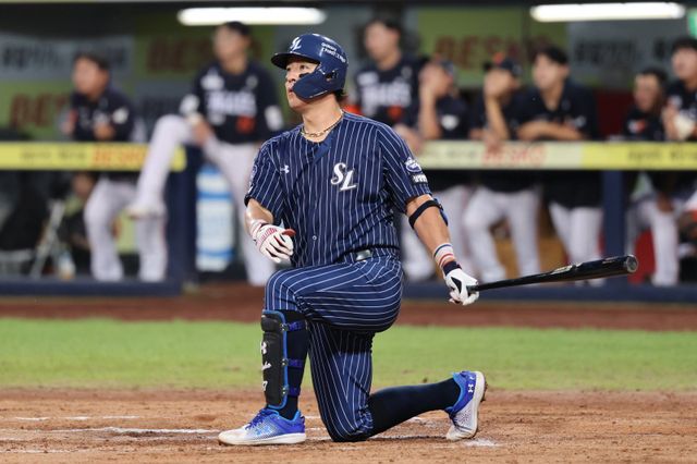 삼성 강민호가 7일 대구 한화전에서 포수 최초로 통산 350홈런 고지를 밟았다. 이 홈런은 이날 승리에 결정적 영향을 미친 쐐기 2점포였다. 6회말 홈런을 쳐낸 뒤 타구를 응시하는 강민호. 사진제공｜삼성 라이온즈