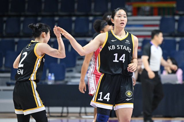 KB스타즈 송윤하(오른쪽)와 허예은. 사진제공｜WKBL