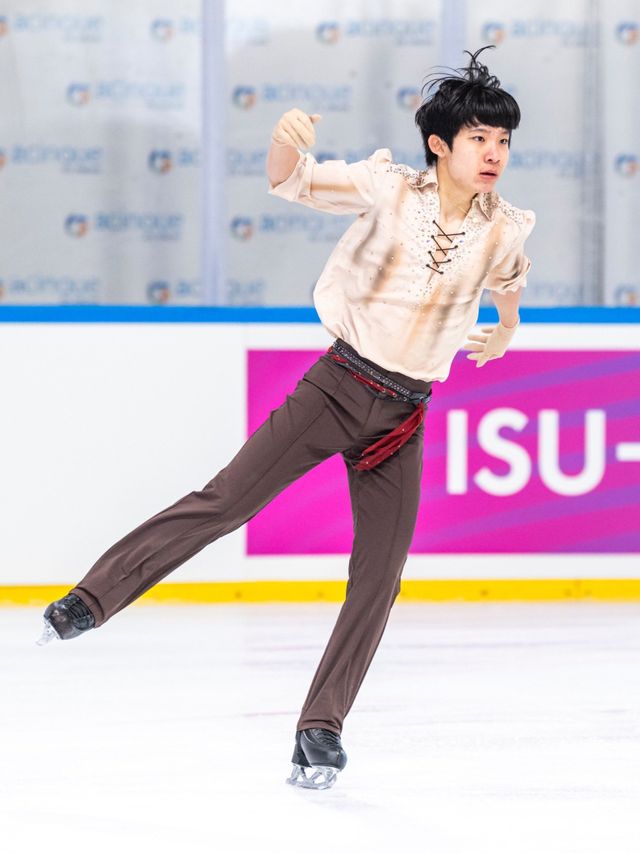 대한민국 피겨스케이팅 남자 싱글 기대주 최하빈이 6일(한국시간) 이탈리아 바레세에서 열린 ISU 주니어 그랑프리 3차 대회 남자 싱글 프리스케이팅에서 한국 선수 최초로 쿼드러플 러츠 점프를 성공하며 은메달을 따냈다. 사진출처｜ISU SNS 캡처