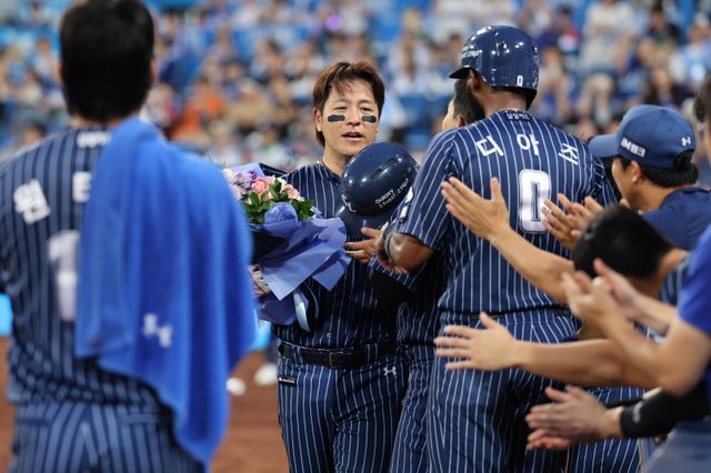 삼성 강민호(가운데)가 7일 대구 한화전에서 포수 최초로 통산 350홈런 고지를 밟았다. 이 홈런은 이날 승리에 결정적 영향을 미친 쐐기 2점포였다. 6회말 홈런을 쳐낸 뒤 동료들로부터 축하를 받고 있는 강민호. 사진제공｜삼성 라이온즈