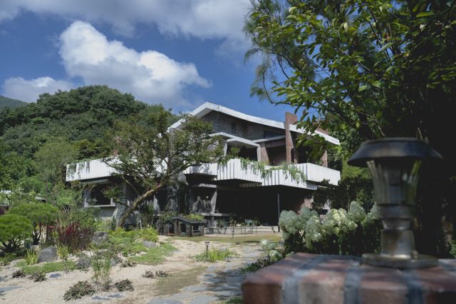 박찬욱 감독의 신작 ‘어쩔수가없다’가 공간, 음악, 분장의 세밀한 디테일을 통해 독창적인 영화 세계를 구축하며 전세계 영화 팬들의 기대감을 끌어올리고 있다.&nbsp;사진제공 | CJ ENM