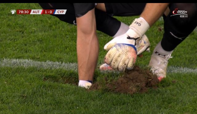 7일(한국시간) 오스트리아 린츠의 라이페이젠 아레나에서 열린 2026북중미월드컵 유럽 예선 H조 오스트리아-키프로스전 도중 경기장 그라운드에 싱크홀이 발견됐다. 사진출처｜오스트리아-키프로스전 중계화면 캡처