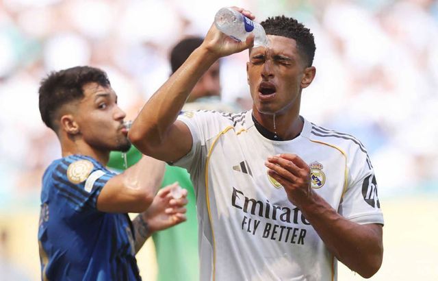 레알 마드리드 주드 벨링엄(오른쪽)이 7월 파추카와 클럽월드컵 조별리그 H조 2차전 쿨링 브레이크 도중 얼굴에 물을 끼얹으며 더위를 식히고 있다. 사진출처｜FIFPro 홈페이지