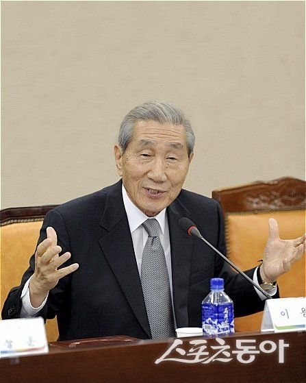 이용일 KBO 초대 사무총장이 7일 향년 94세의 나이로 별세했다. 고인의 장례는 사상 첫 KBO장으로 치러진다. 프로야구 제10구단 범도민유치추진위원회 위원장으로 위촉됐던 2011년 고인의 모습. 사진제공ㅣ전북도청